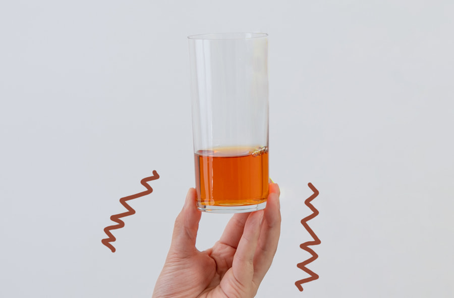 罰ゲーム茶をコップに入れる