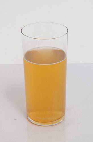 罰ゲーム茶をコップに入れた