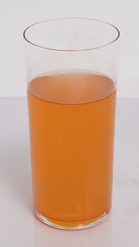 罰ゲーム茶をコップに入れた