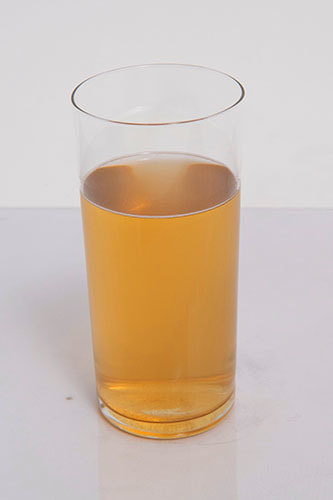 罰ゲーム茶をコップに入れた