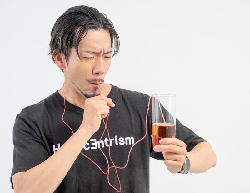 罰ゲーム茶を飲む人