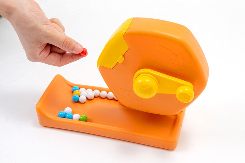 抽選玉を持つ手と抽選ガラポン