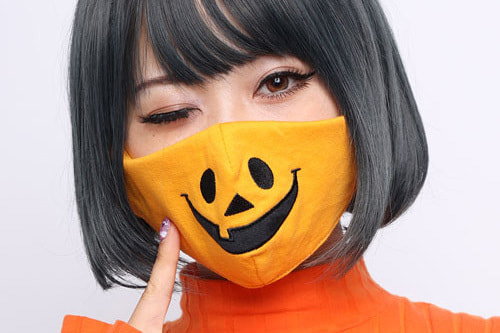 ハロウィンマスクをした女性